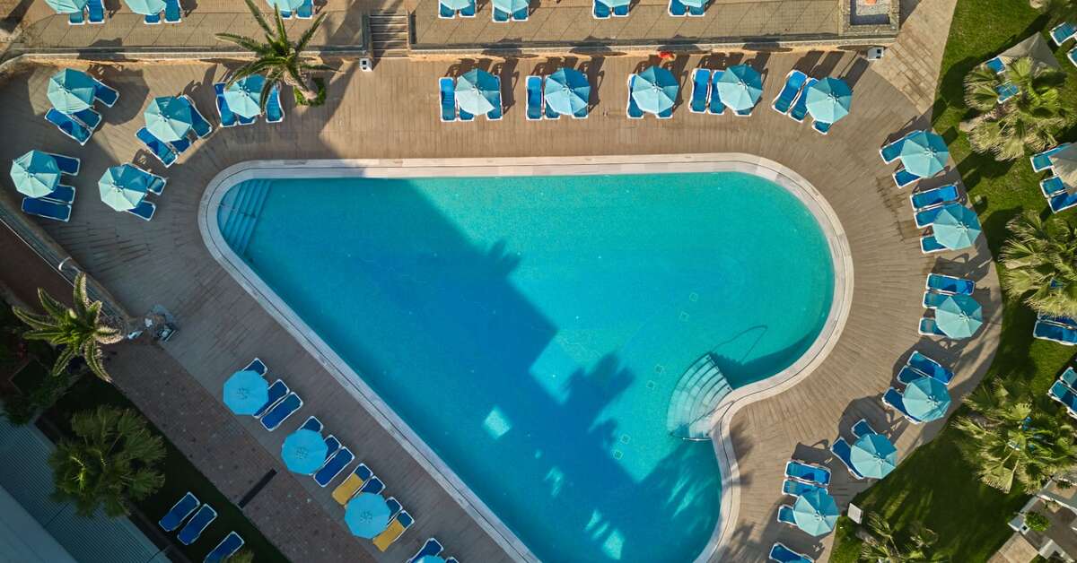 Een foto van het zwembad bij Lyttos Beach