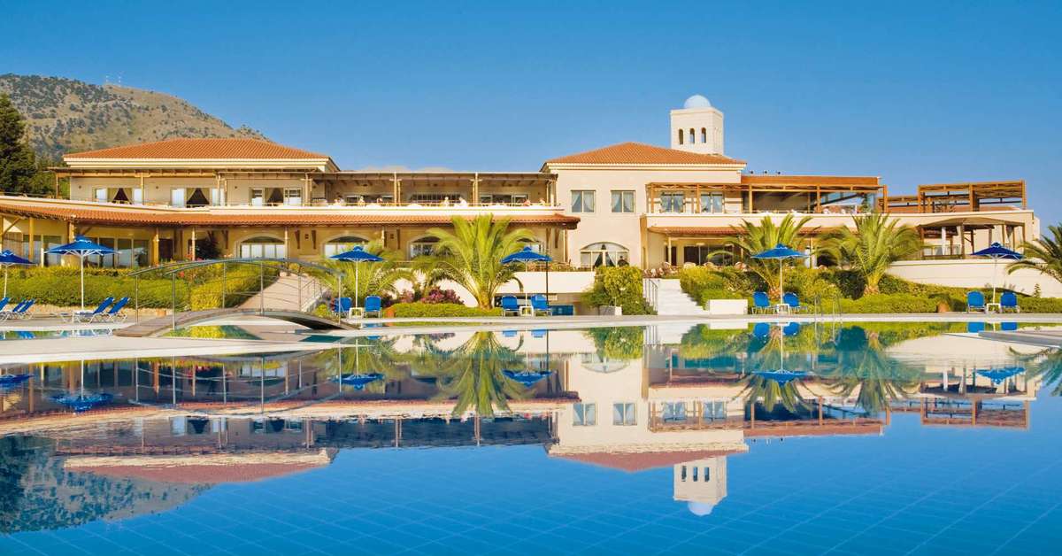 Een foto van het zwembad bij Pilot Beach Resort