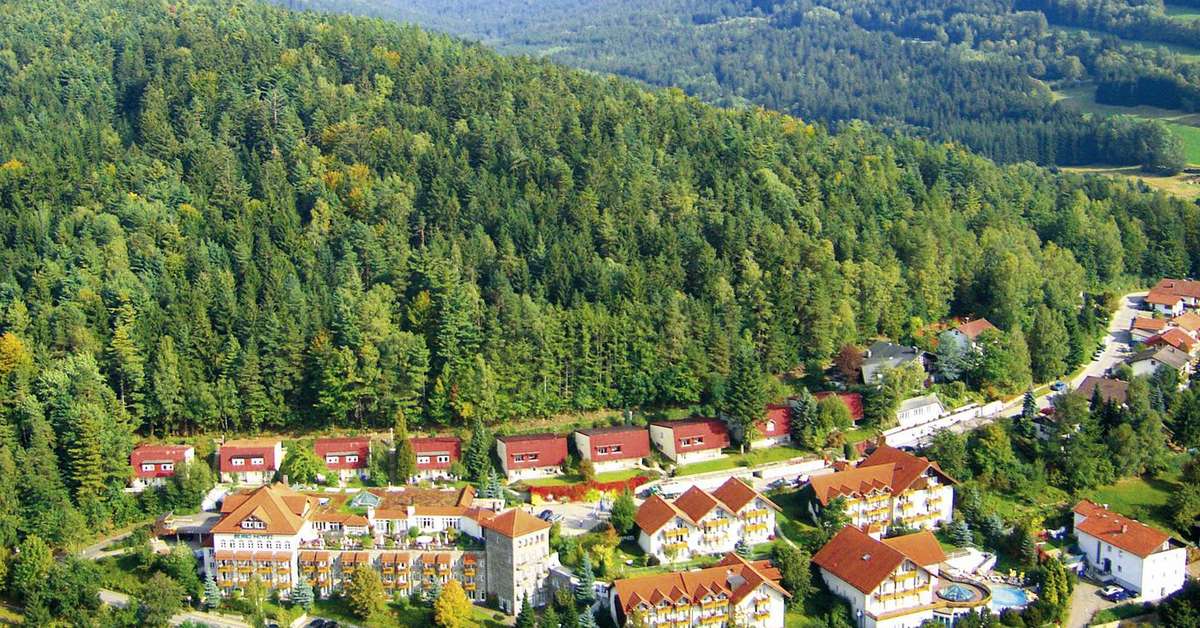Een foto van de buitenkant van Burghotel Am Hohen Bogen