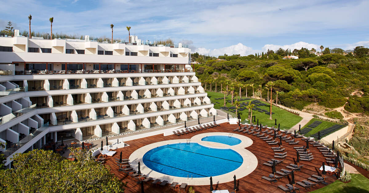 Een foto van het zwembad bij Tivoli Carvoeiro