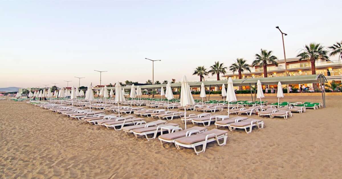 Een foto van het strand bij Palm Wings Beach Resort Kusadasi