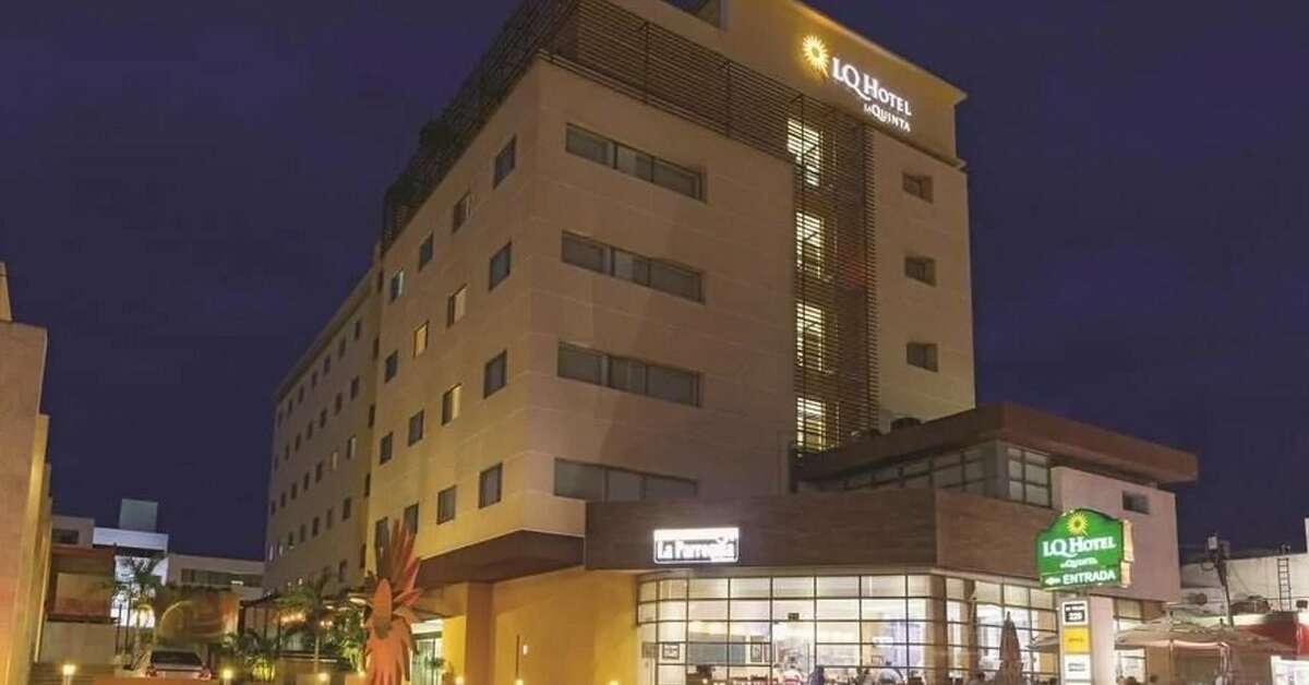 Een foto van de buitenkant van La Quinta Inn & Suites Cancun