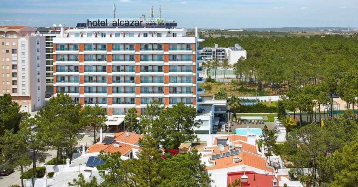 Ein Foto von der Außenansicht des Hotel Alcazar