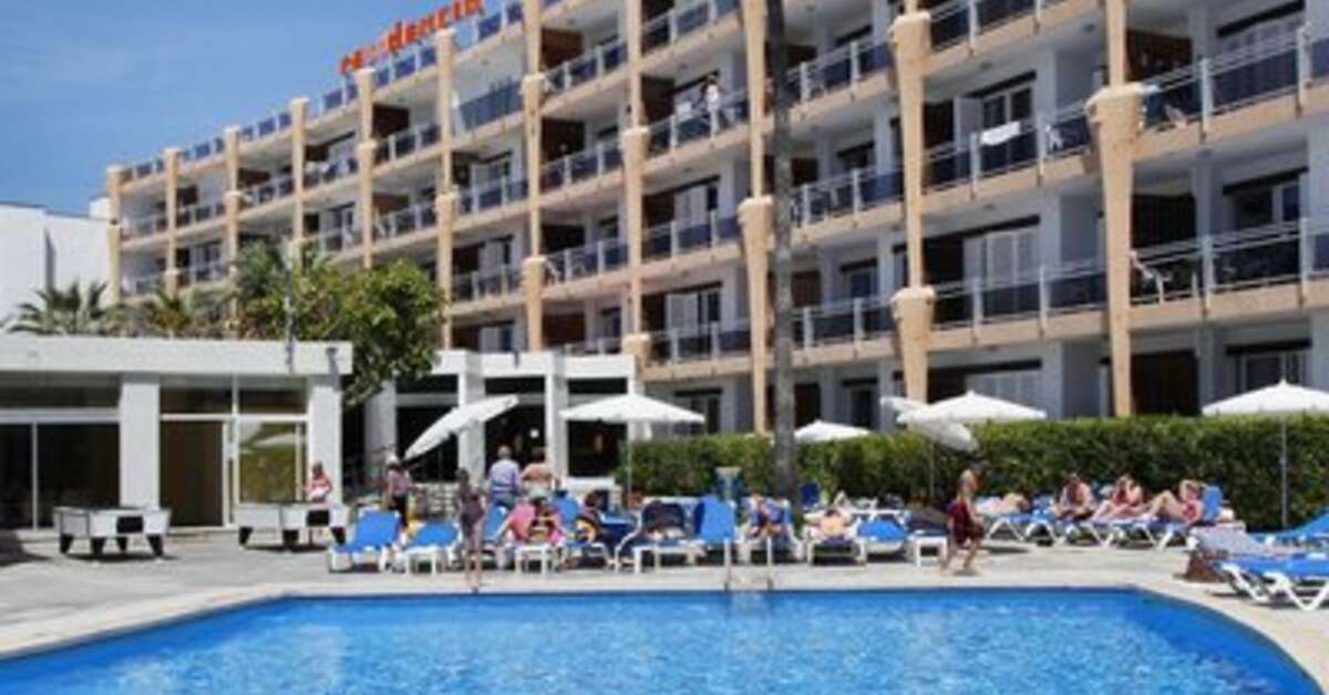 Een foto van het zwembad bij Suites Roc Portonova