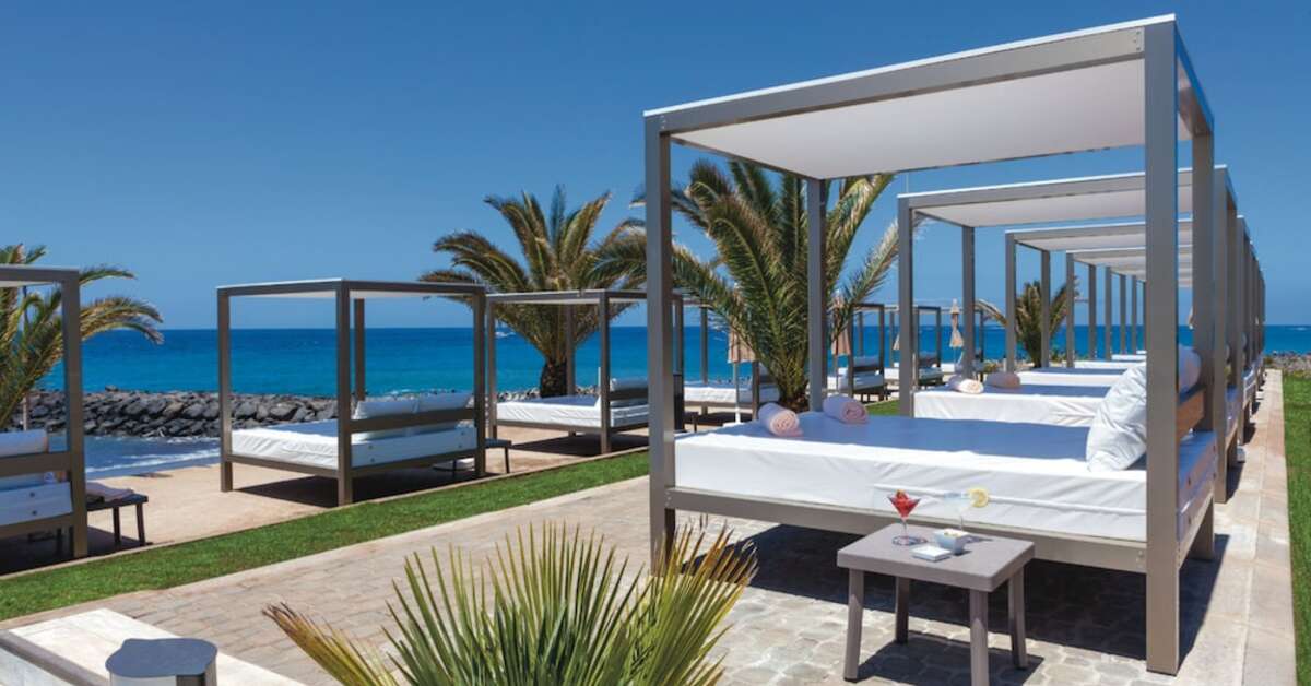 Een foto van het terras bij Riu Palace Tenerife