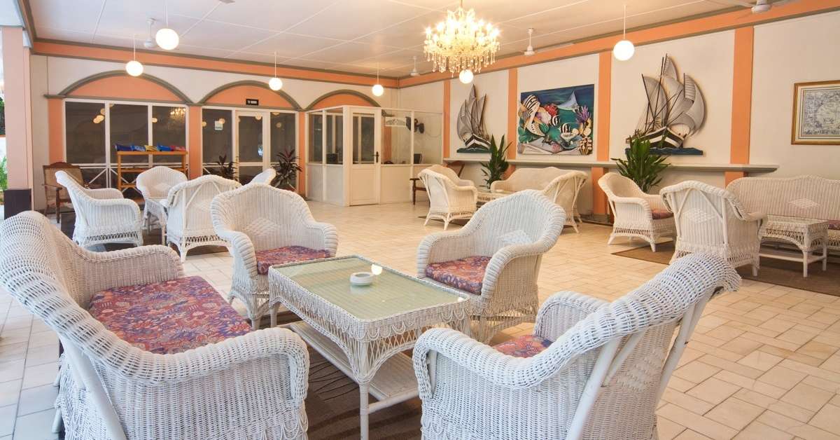 Een foto van het interieur van Equator Village