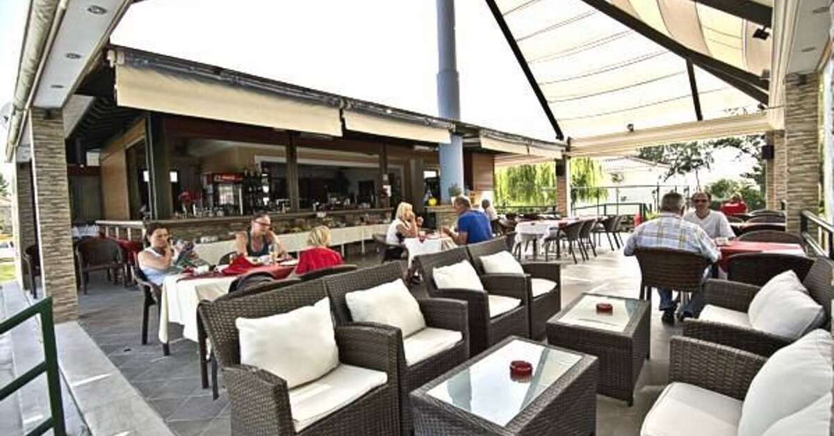 Een foto van het terras bij Kaloni Village