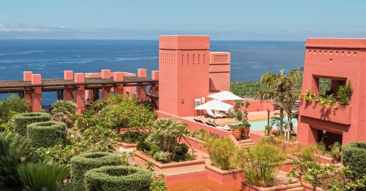 Een foto van de buitenkant van The Ritz-Carlton Abama