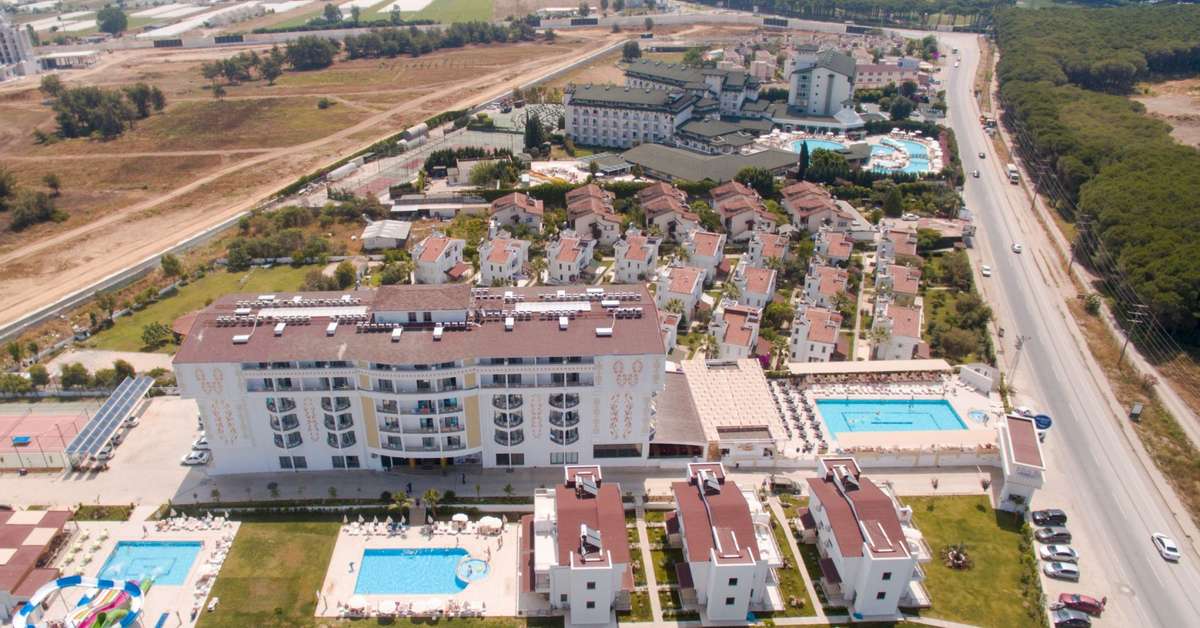 Een foto van de buitenkant van Maya World Park Hotel