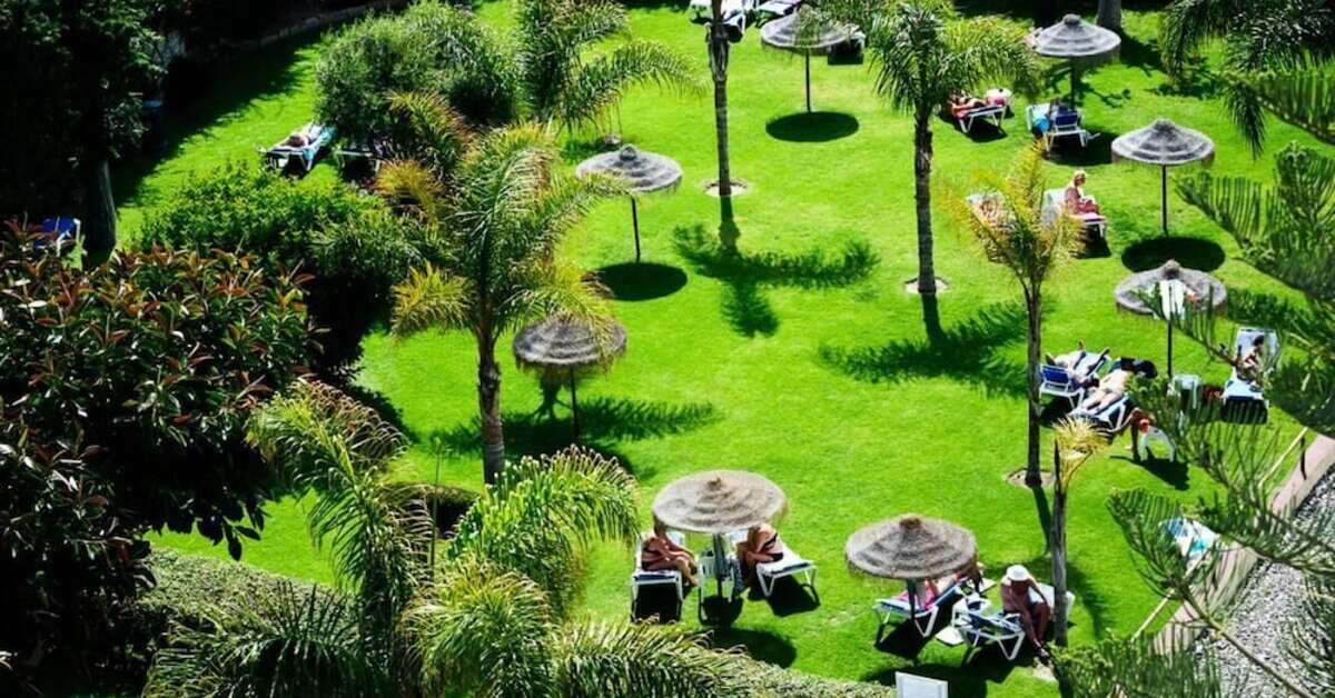 Een foto van het terras bij Hotel Monarque Fuengirola Park