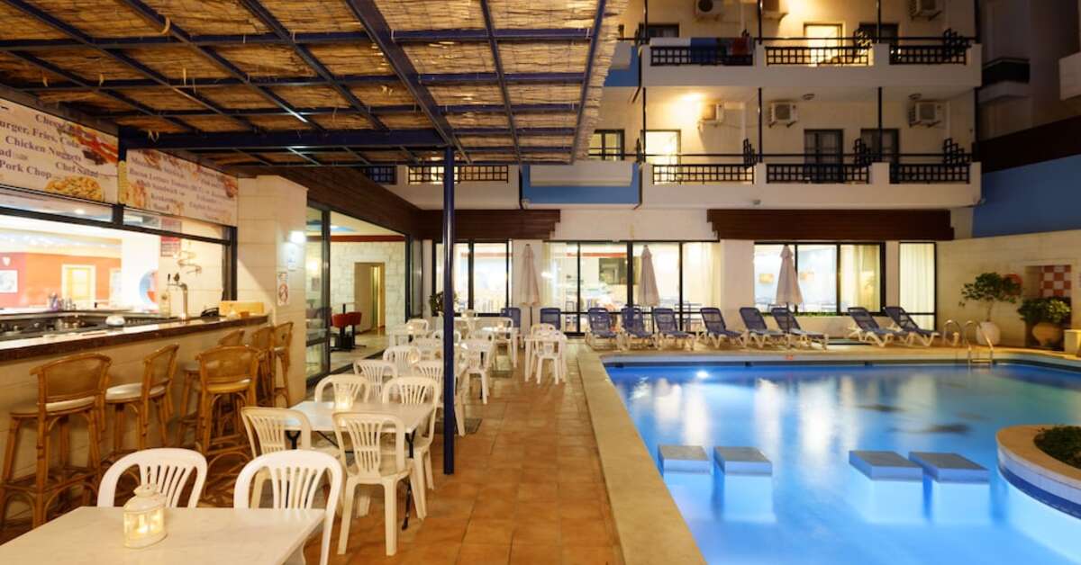 Een foto van het terras bij Agrabella Hotel