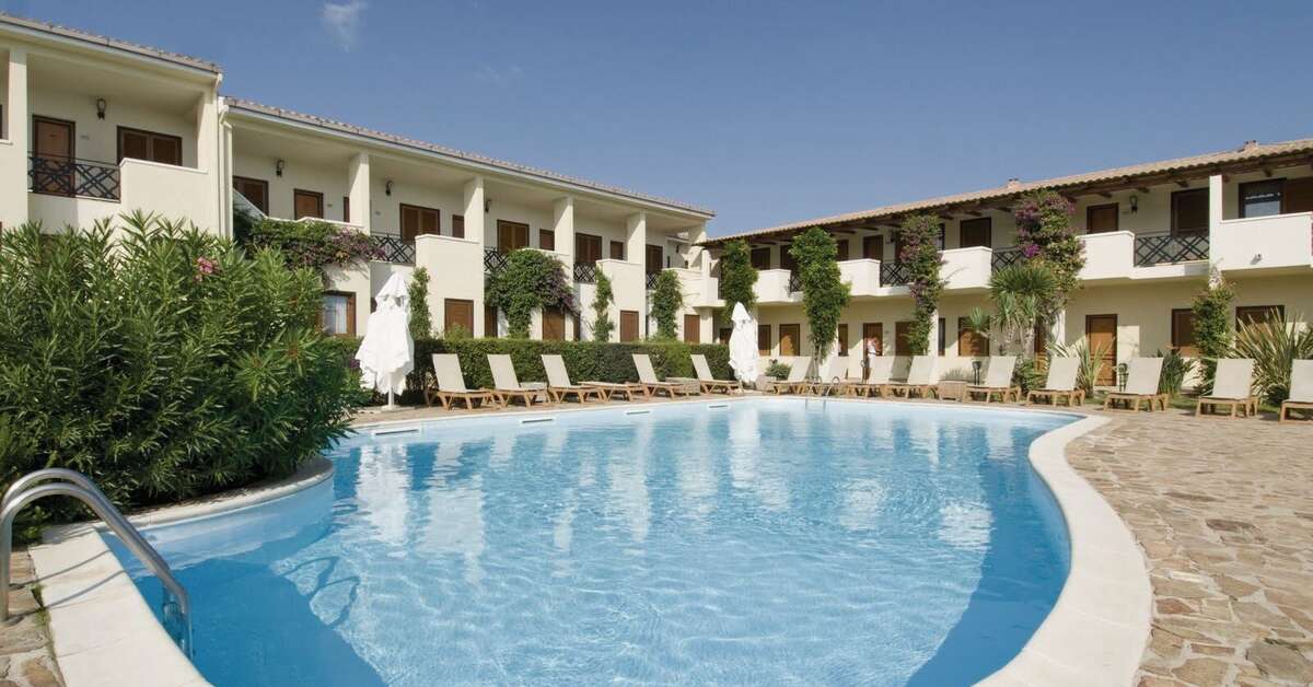 Een foto van het zwembad bij Hotel Palau
