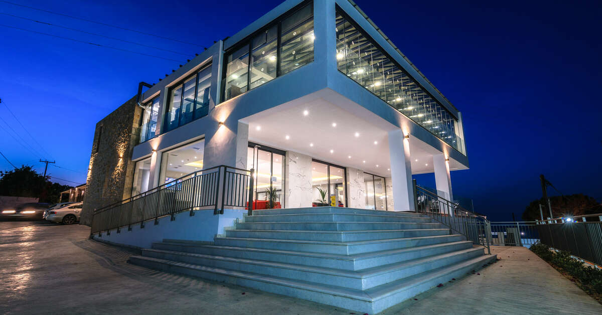 Een foto van de buitenkant van Cavo Orient Beach Hotel