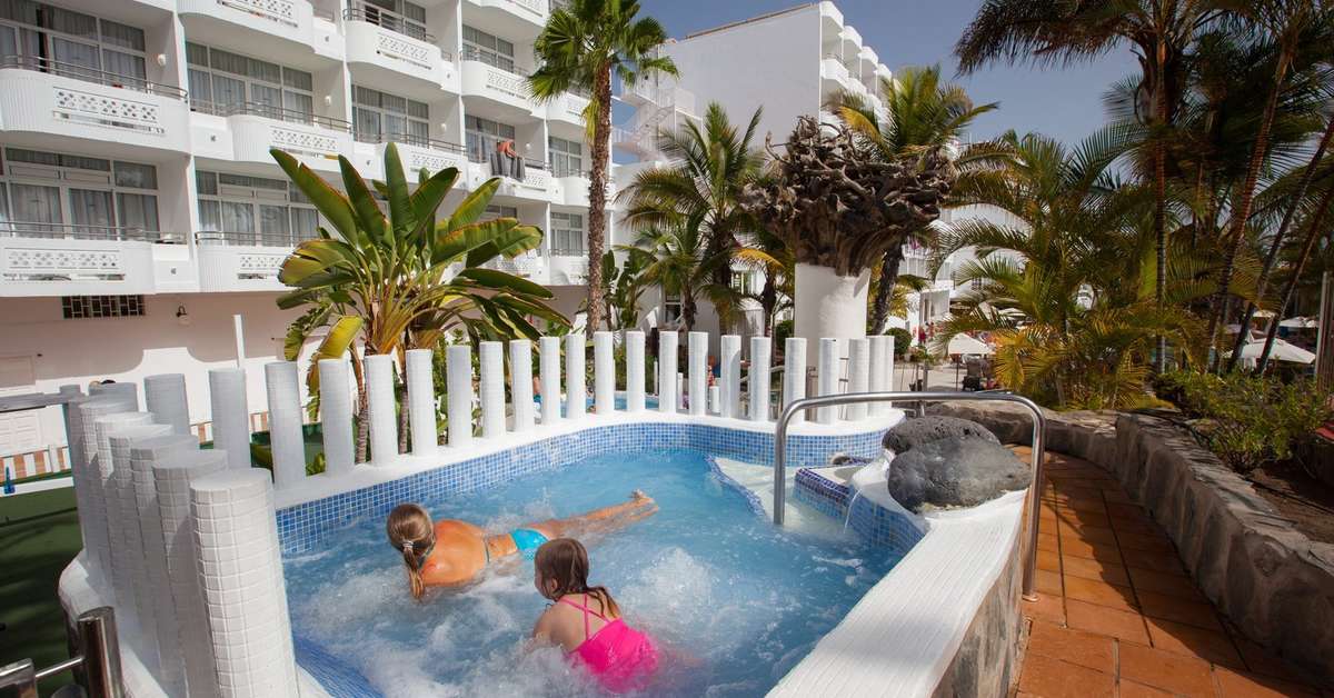 Een foto van het zwembad bij Abora Catarina by Lopesan Hotels