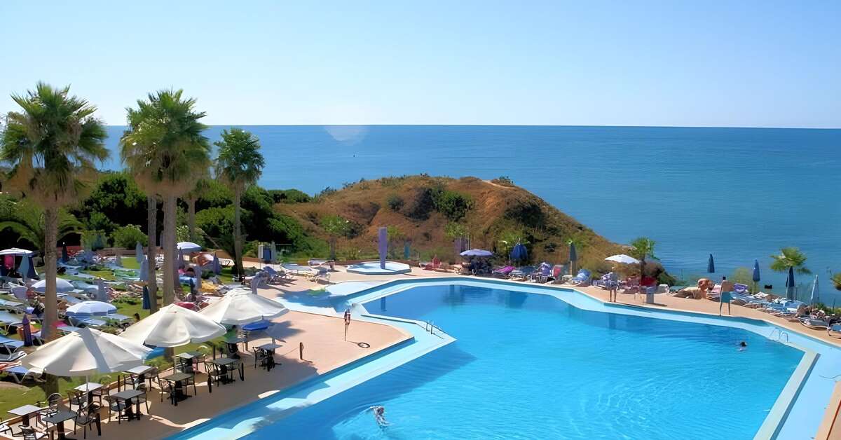 Een foto van het zwembad bij Auramar Beach Resort
