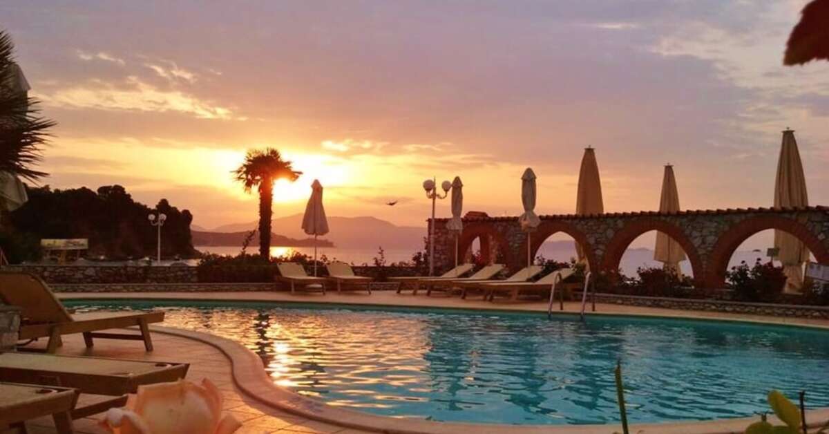 Een foto van het zwembad bij Esperides Beach Resort