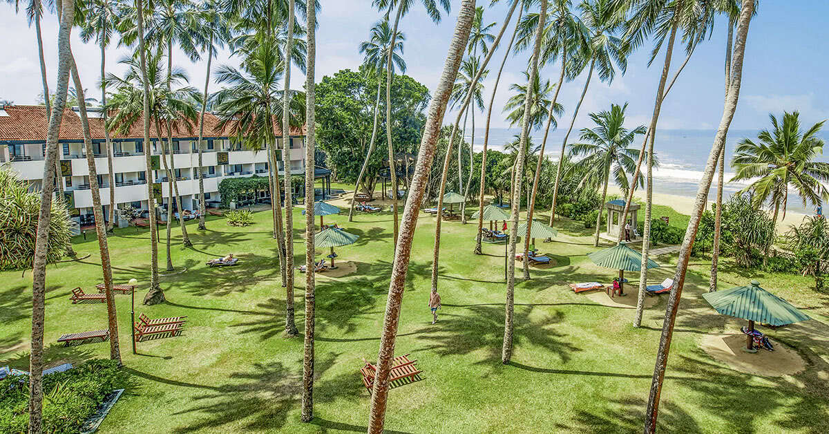 Een foto van het terras bij Tangerine Beach Hotel