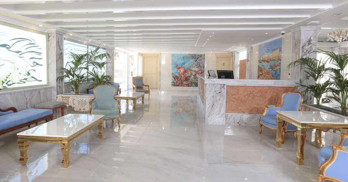 Een foto van het interieur van Cavomarina Beach Hotel