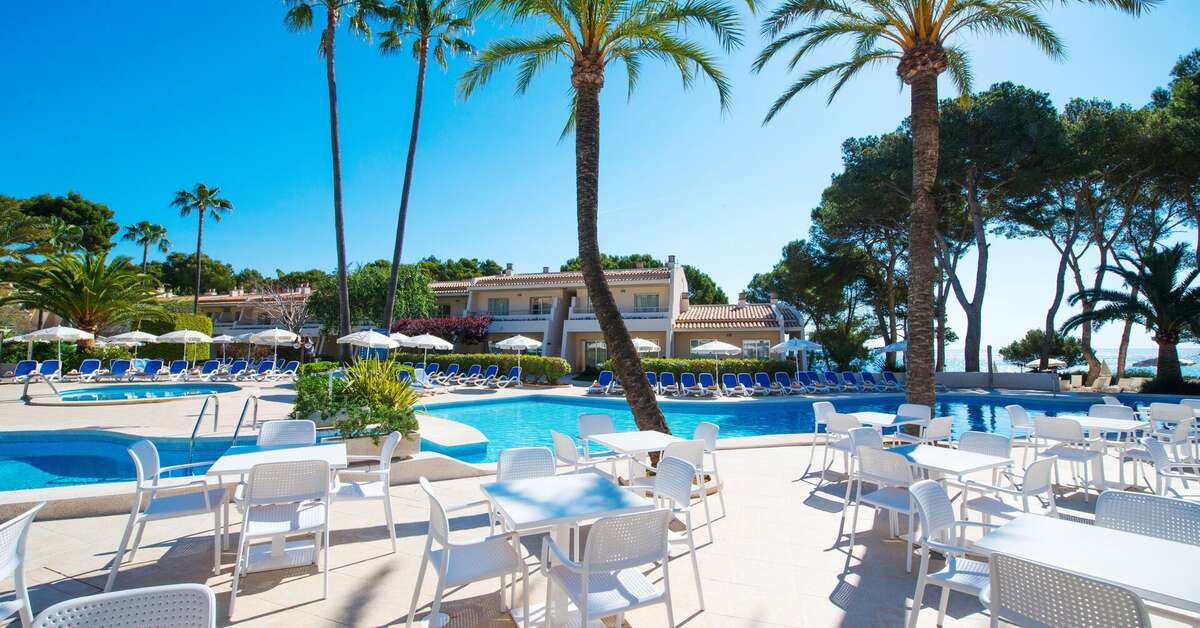 Een foto van het zwembad bij Iberostar Waves Pinos Park