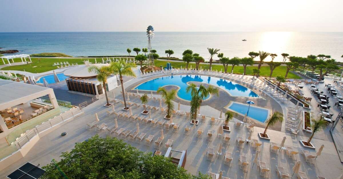 Ein Foto vom Pool im Pernera Beach Hotel