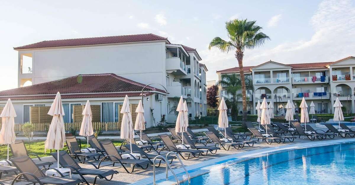Een foto van het zwembad bij Surreal Exotica Hotel & Spa by Zante Plaza