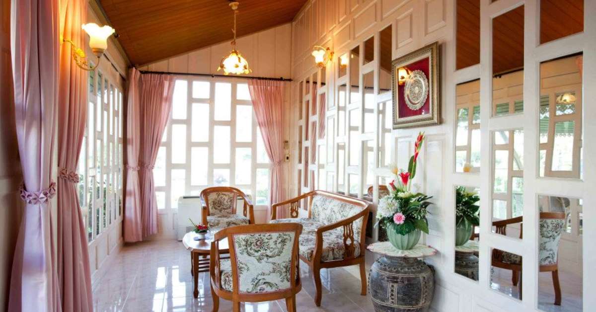 Een foto van het terras bij The Cha-Am Methavalai Hotel