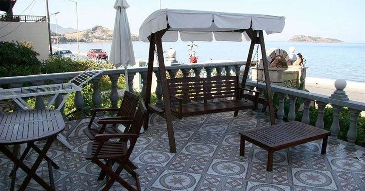 Een foto van het terras bij Toula Appartementen