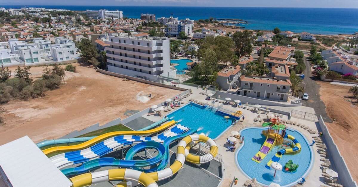 Een foto van het zwembad bij Narcissos Waterpark Resort