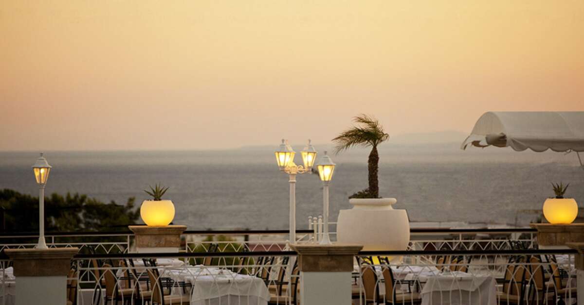 Een foto van het terras bij Pefkos Beach Hotel