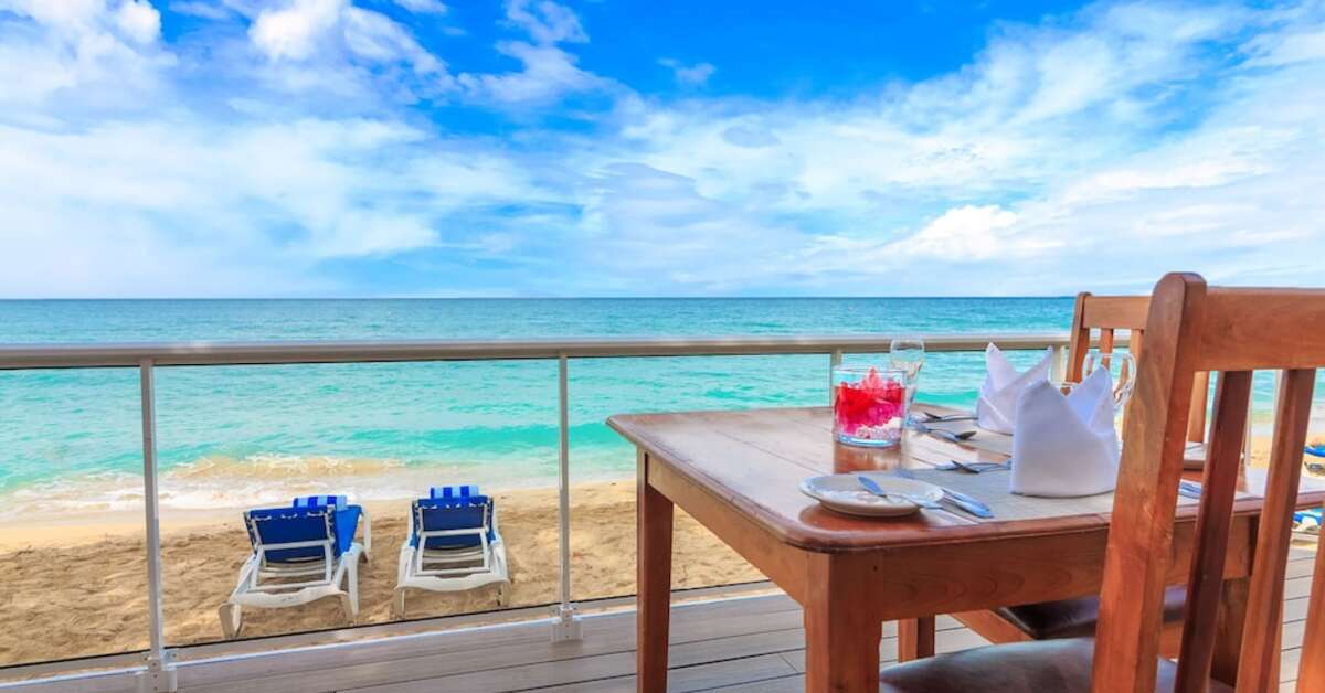 Een foto van het strand bij Travellers Beach Resort