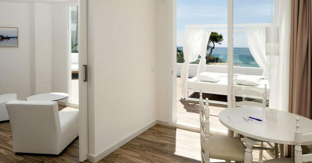 Ein Foto Fergus Style Cala Blanca Suites