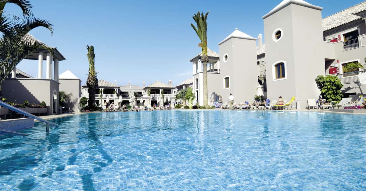 Een foto van het zwembad bij Marylanza Suites & Spa