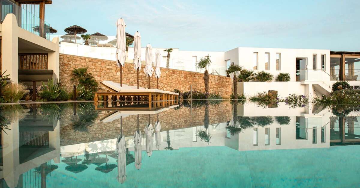 Een foto van het zwembad bij Mitsis Rinela Beach Resort & Spa