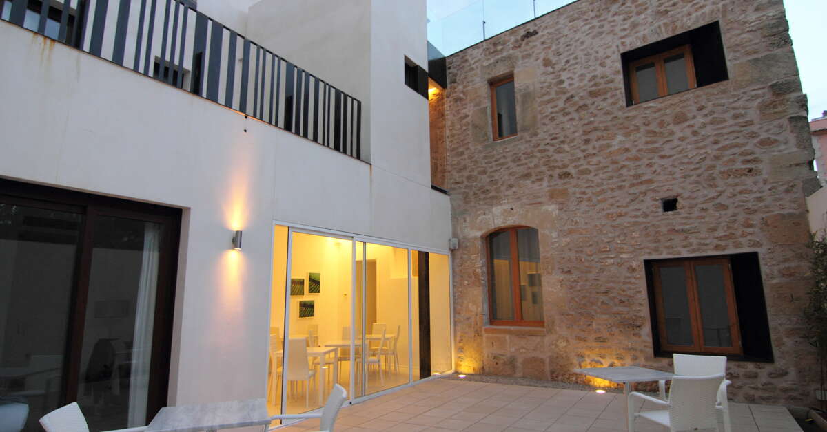 Een foto van de buitenkant van Alcudia Petit Hotel