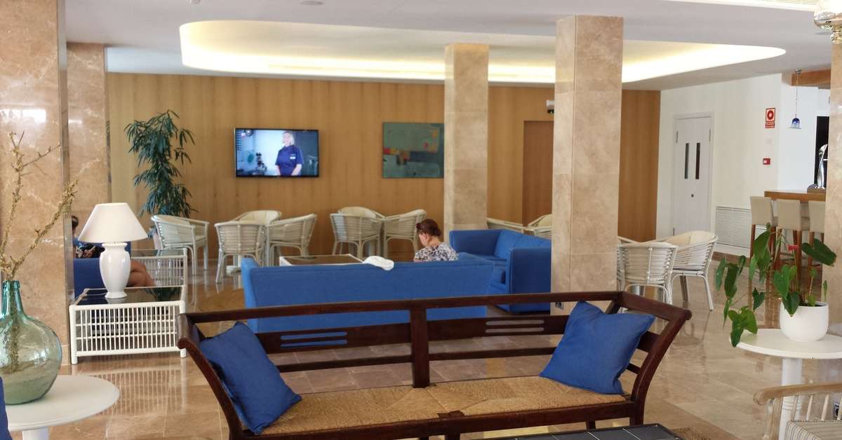 Een foto van het interieur van Puerto Azul Suite Hotel