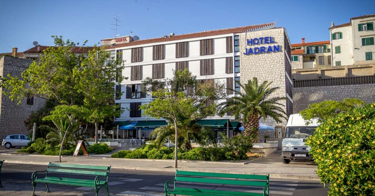 Een foto van de buitenkant van Hotel Jadran Sibenik