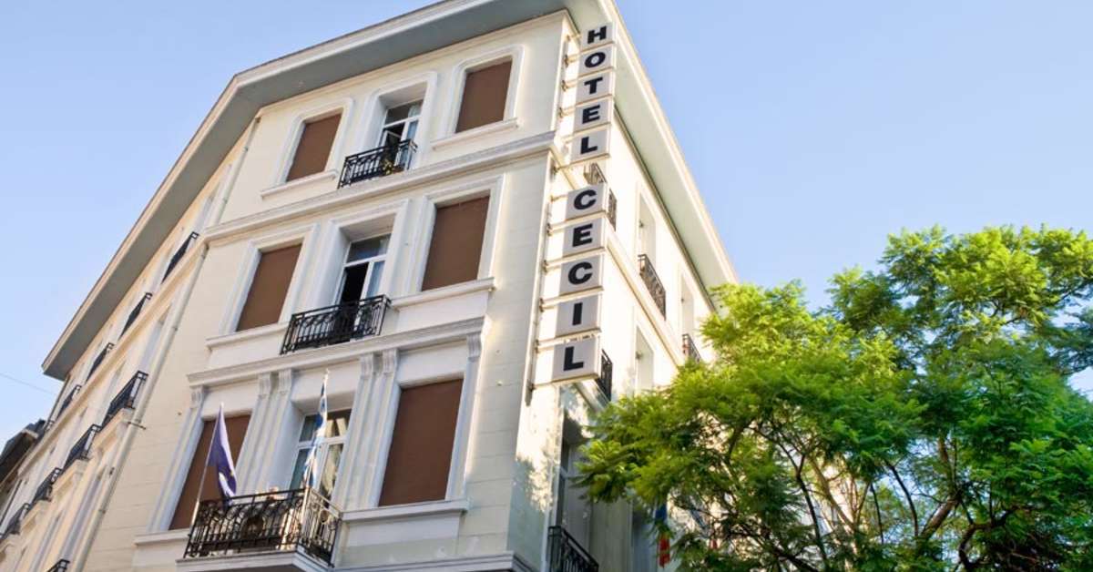 Een foto van de buitenkant van Cecil Hotel