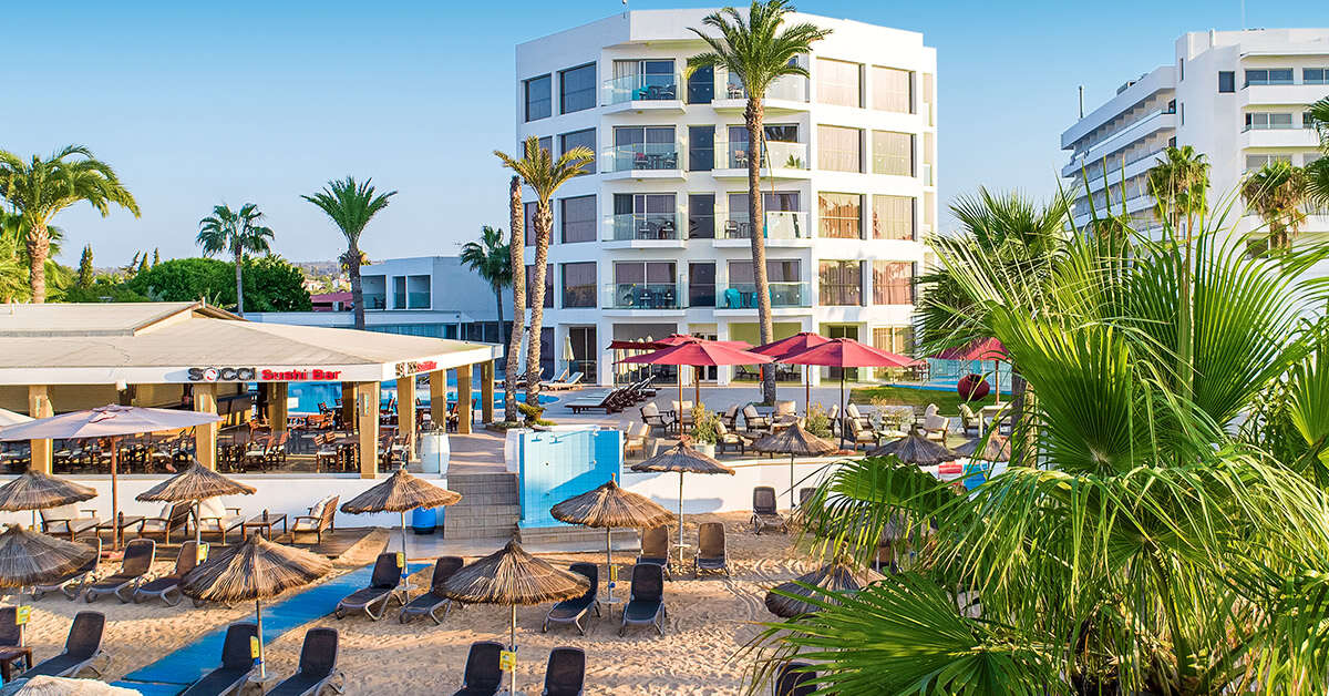 Een foto van het strand bij Adams Beach Hotel Deluxe Wing