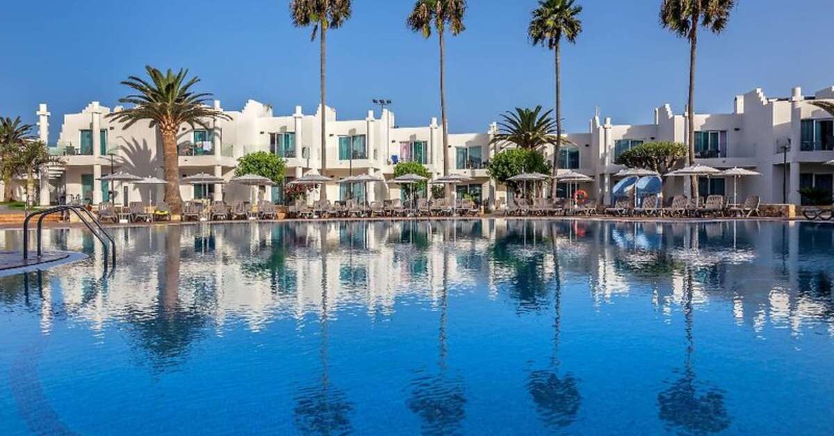 Een foto van het zwembad bij Barcelo Corralejo Sands