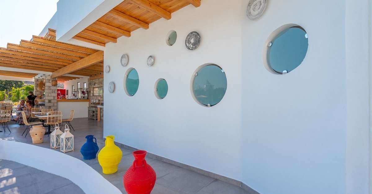 Een foto van de buitenkant van Kouros Home