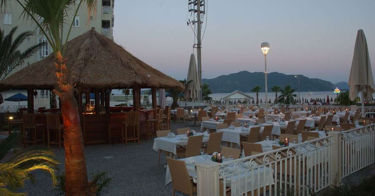 Een foto van het terras bij Hawaii Hotel