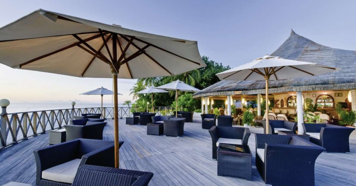 Een foto van het terras bij Angaga Island Resort & Spa