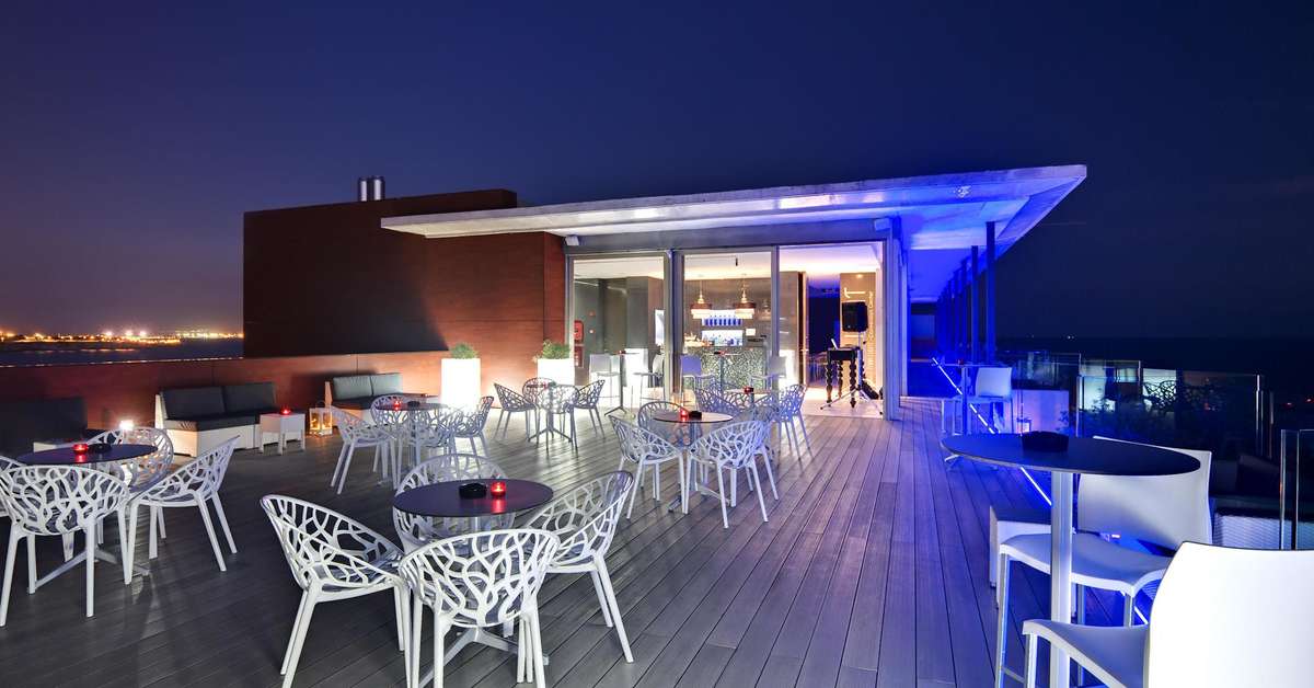Een foto van het terras bij Barcelo Illetas Albatros