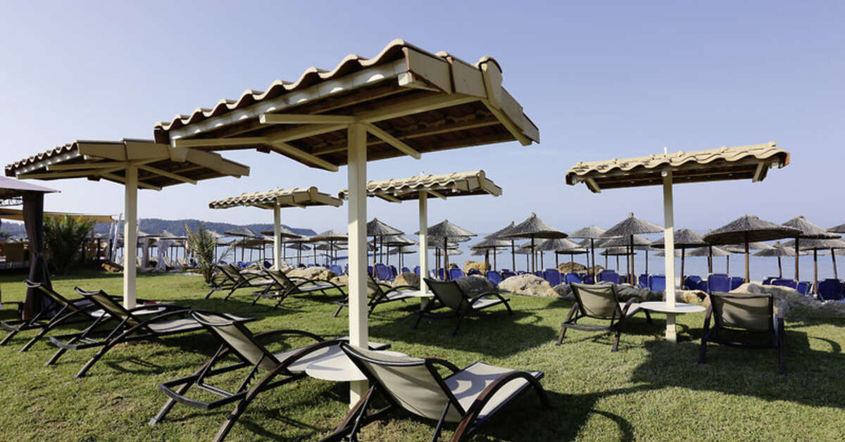 Een foto van het terras bij Alexandra Beach Thassos Spa Resort