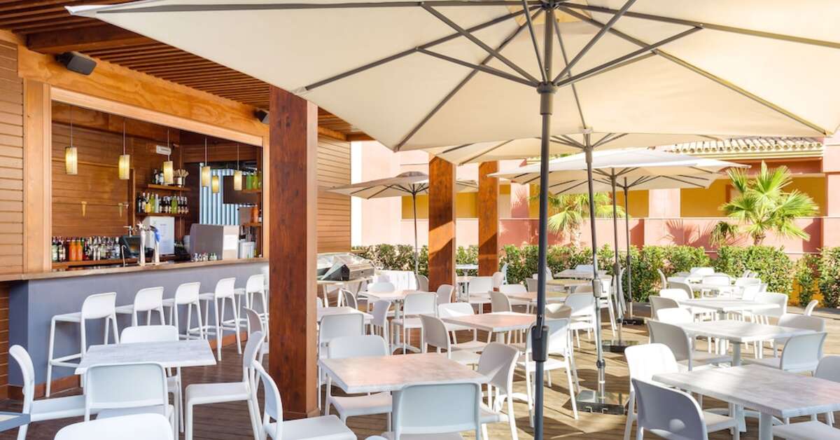 Een foto van het terras bij Ama Islantilla Resort