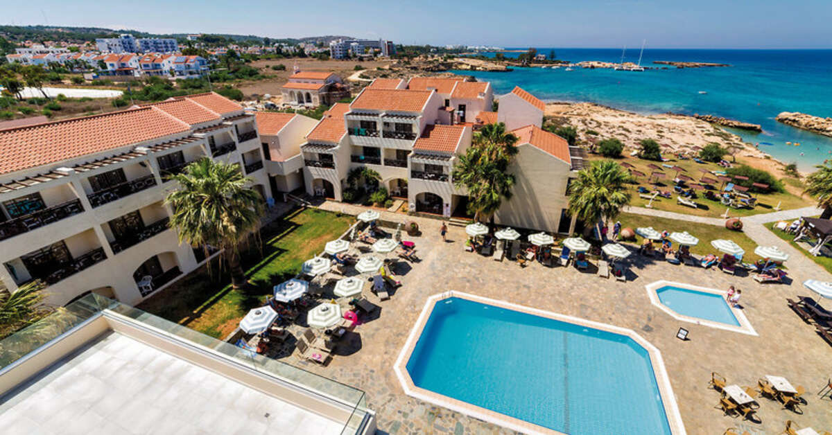 Een foto van het zwembad bij Hotel Mimosa Beach