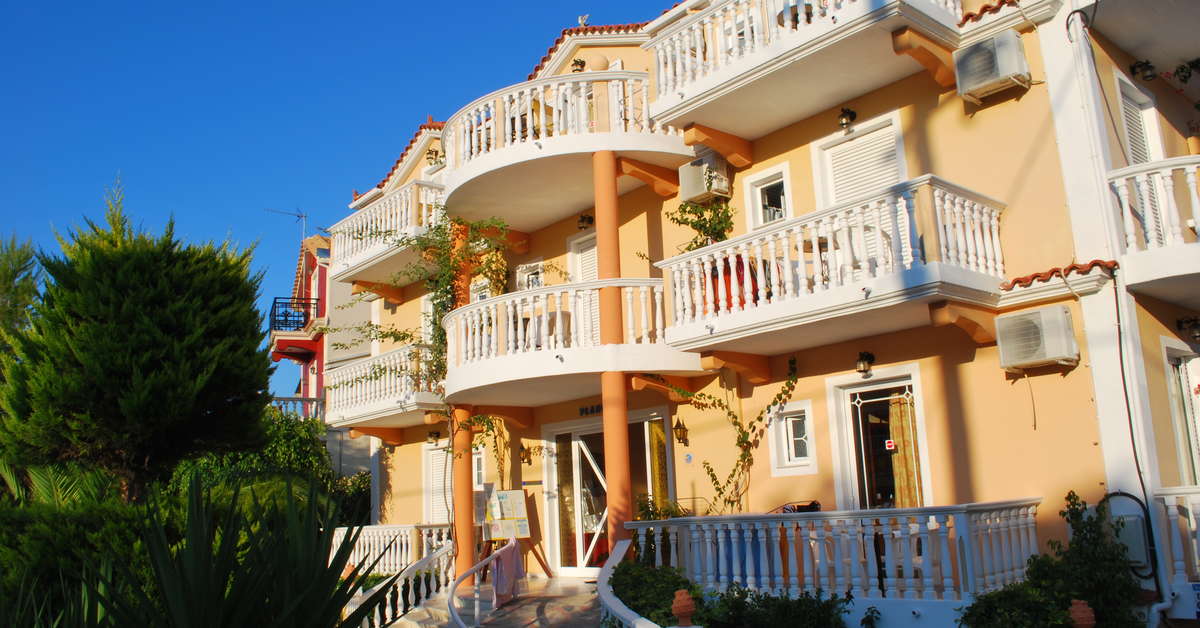 Een foto van de buitenkant van Planos Beach Hotel
