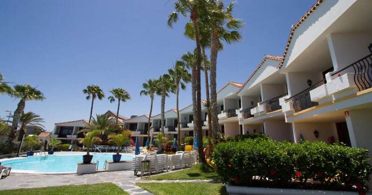 Een foto van het zwembad bij Sunsuites Carolina