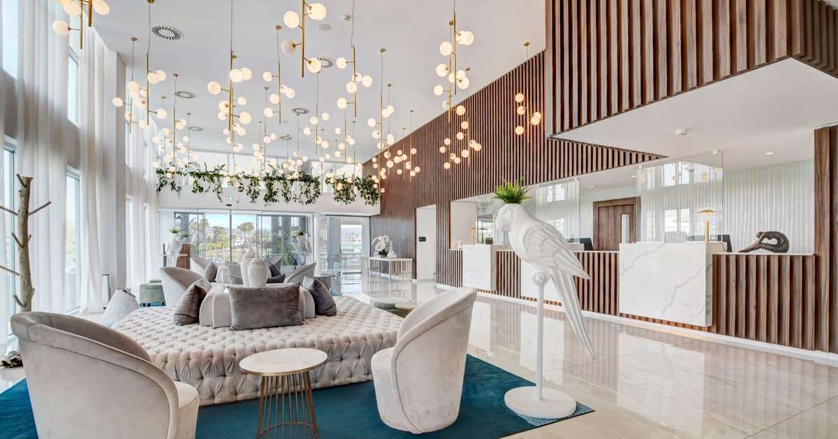 Een foto van het interieur van Nissiblu Beach Resort
