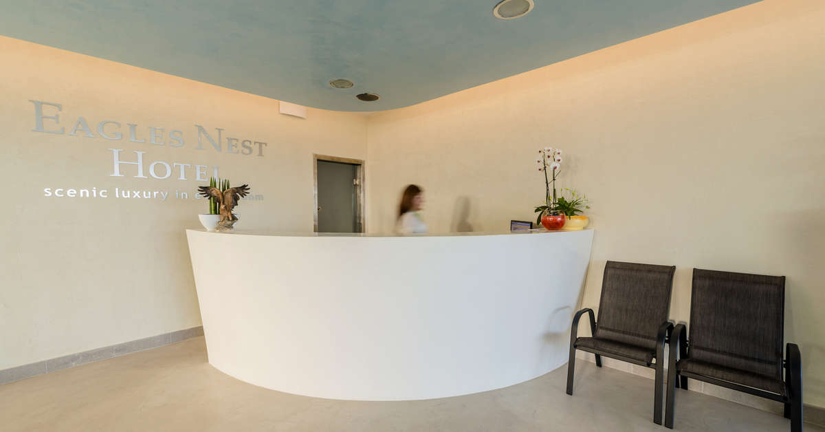 Een foto van het interieur van Eagles Nest Hotel